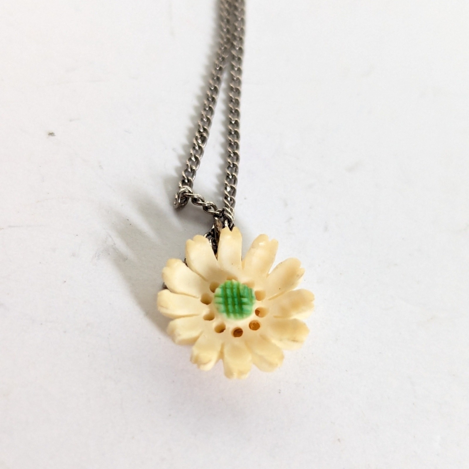 Vintage Carved Celluloid Cream Flower Daisy Dainty Delicate Pendant Necklace 16″