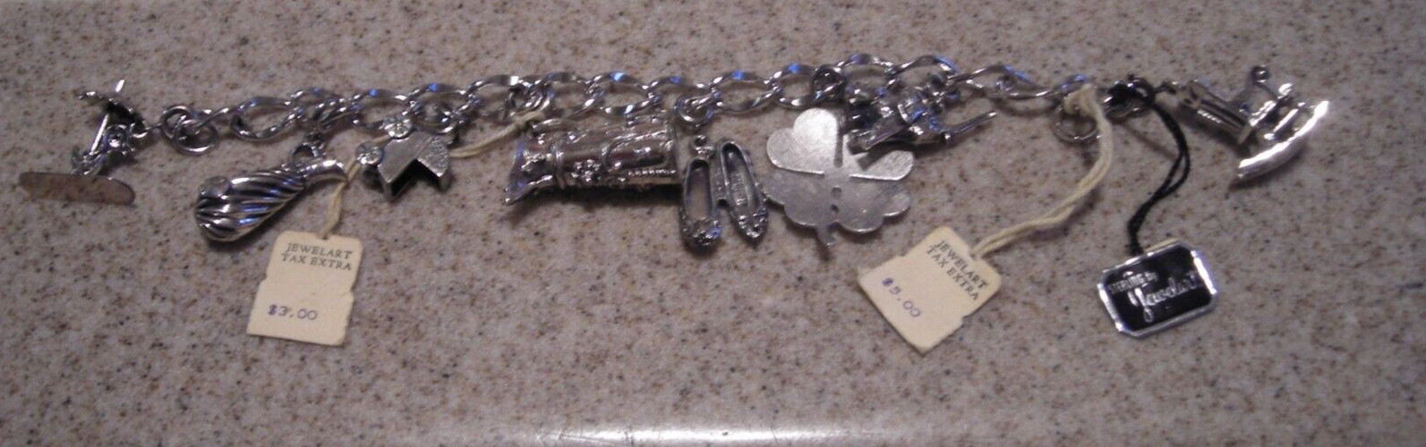 VINTAGE 1960’s ‘JEWELART’ STERLING SILVER 7 INCH CHARM BRACELET (8 CHARMS)