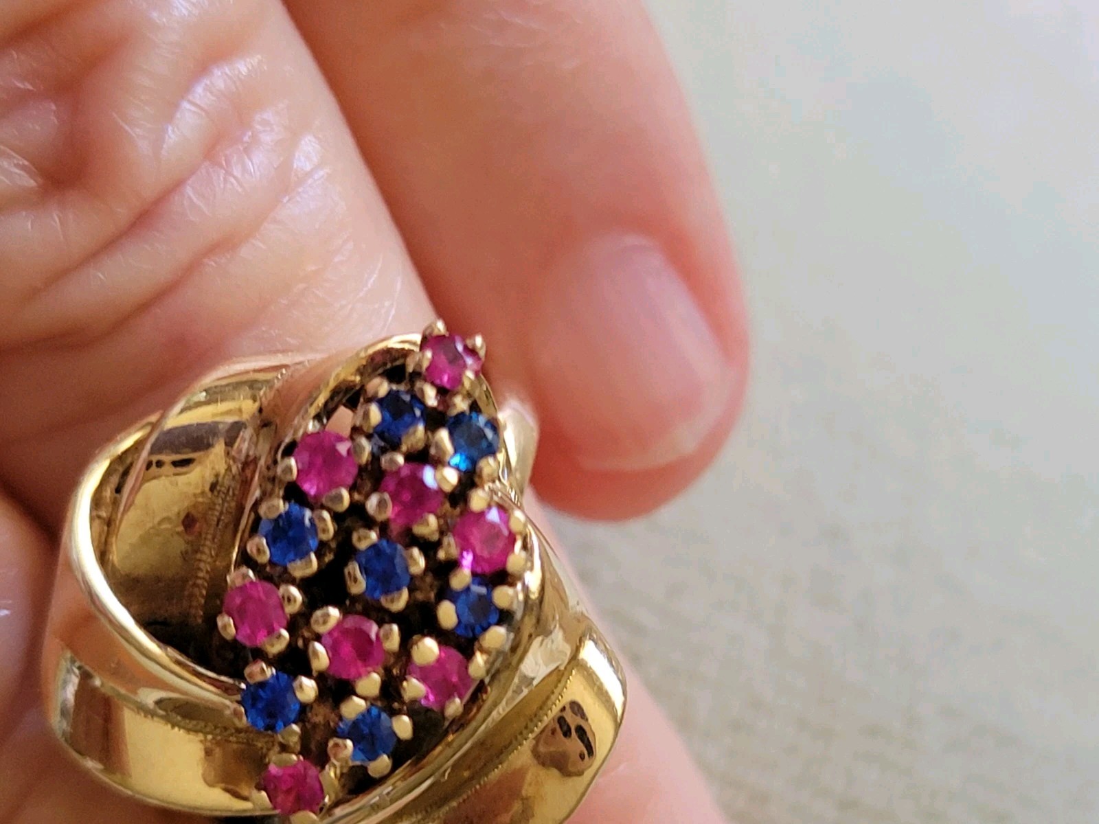 Vintage 1970s 14kt Gold Swirl Ribbon Ring W/ Ceylon Pink &Blue Sapphires Size 6