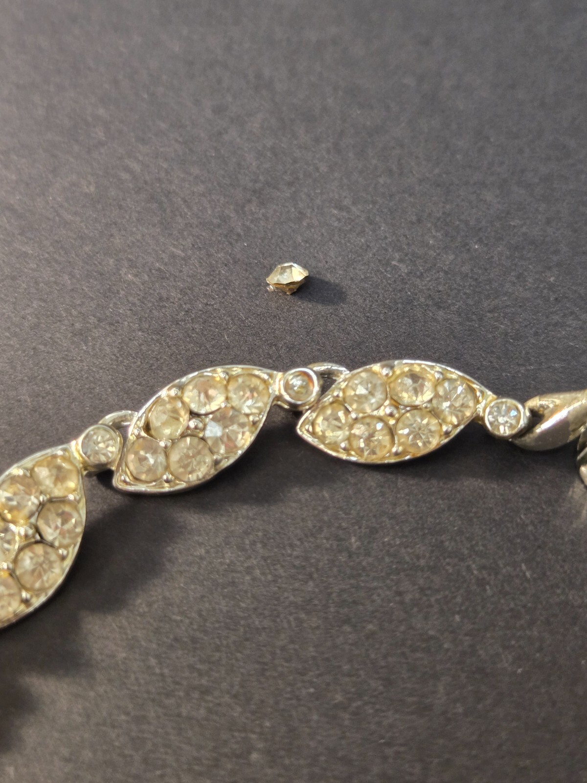 VTG Unbranded Necklace Linked Rhinestone Embedded Leaves 16″ SOLD AS IS