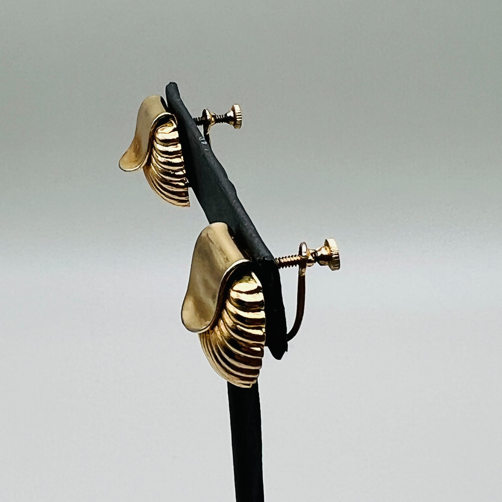 Shell Earrings Gold Tone Ribbed Fan Screw Back Vintage Classic Style