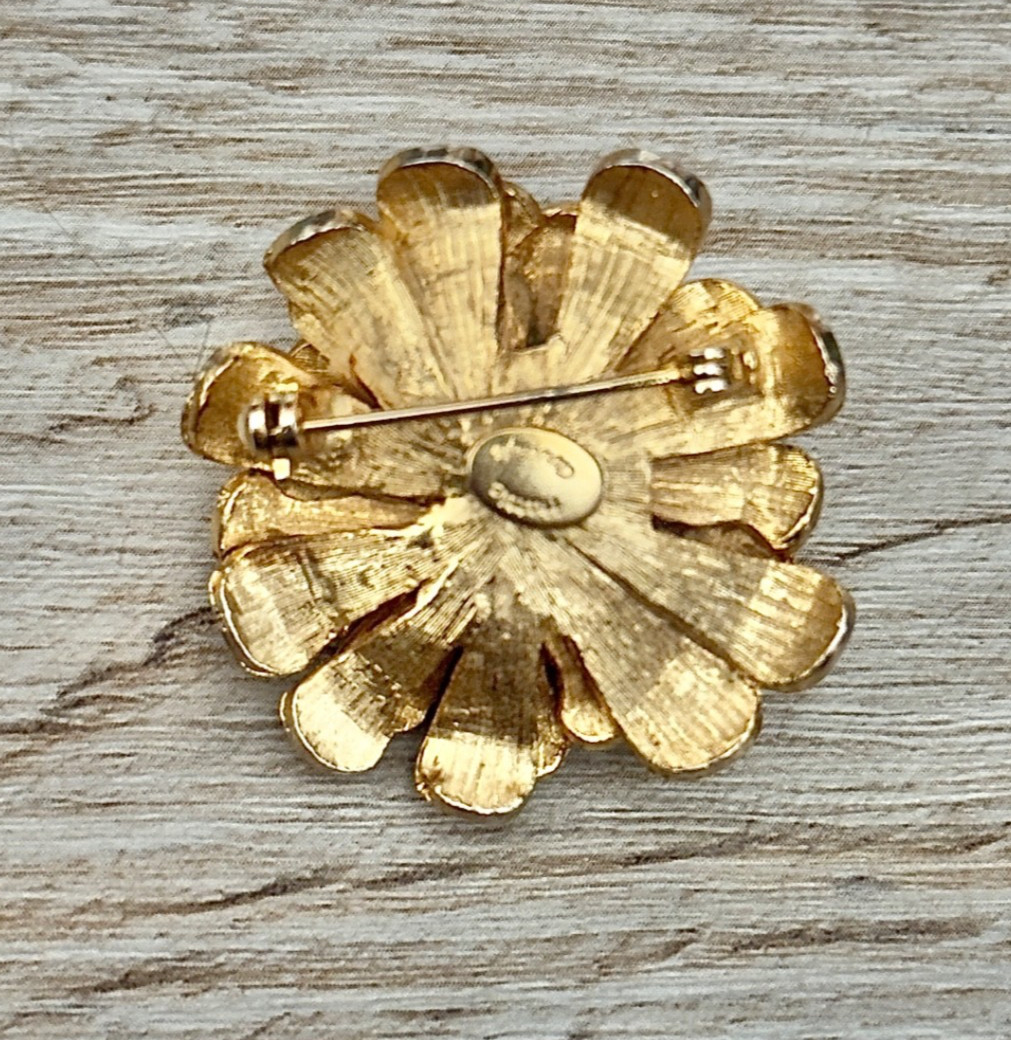 Vintage Hattie Carnegie Signed Gold Tone 3D Flower Brooch Pin Possibly Lapis Cab