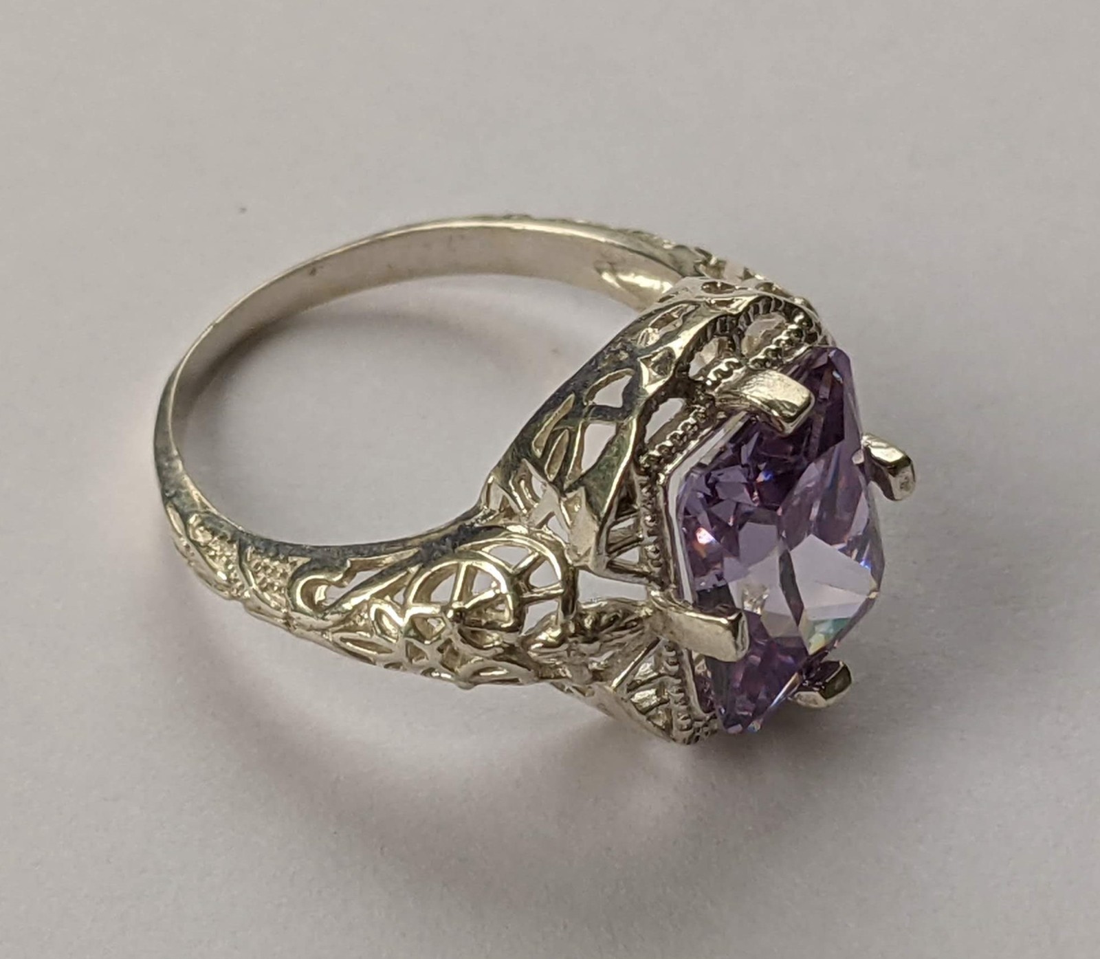 Vintage ring sterling silver 925 Size 9.5 Weight 5.44 g. Amethyst.