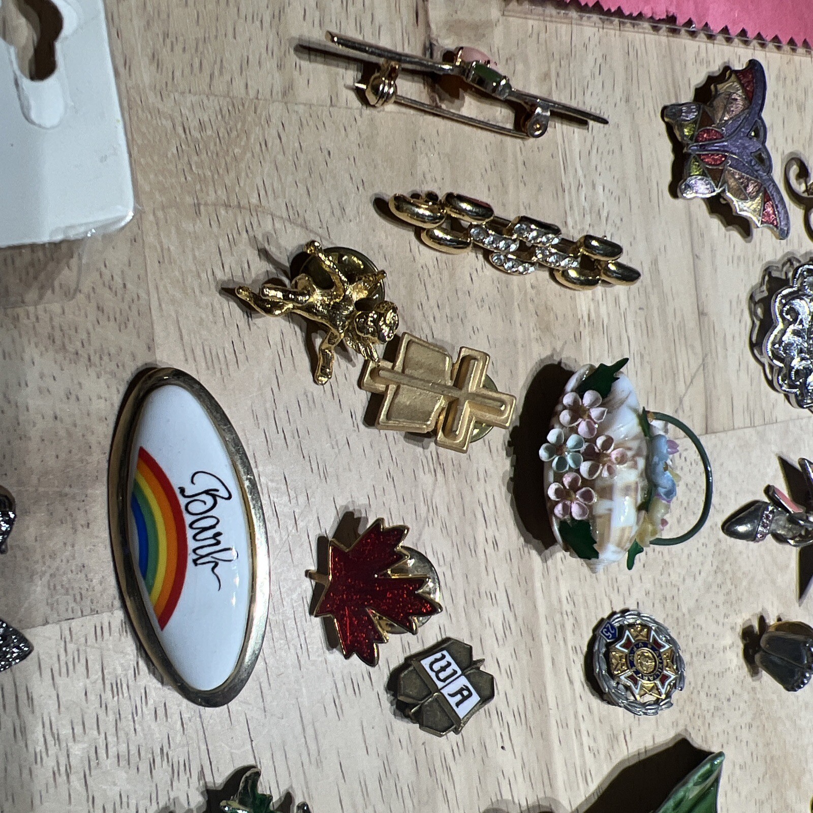 Vintage lot of Assorted Brooches / Pins. 43 Pieces.