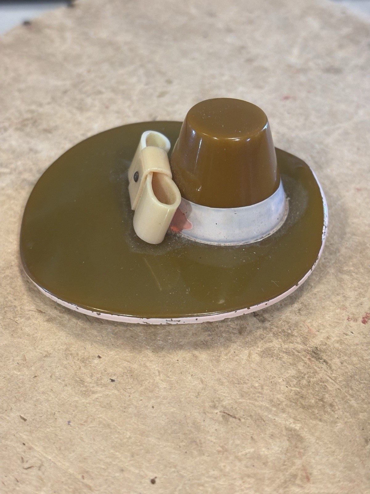 Rare Vintage Bakelite Pilgrim Hat Brooch Olive Green Brim Cream Bow 2 7/8”