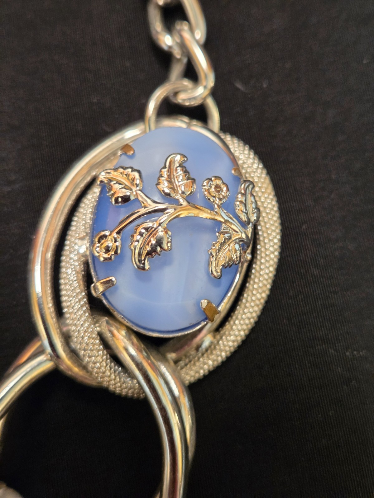 VNTG SILVER TONE TWISTED LARGE LINK BLUE LUCITE CABOCHON NECKLACE & BRACELET SET