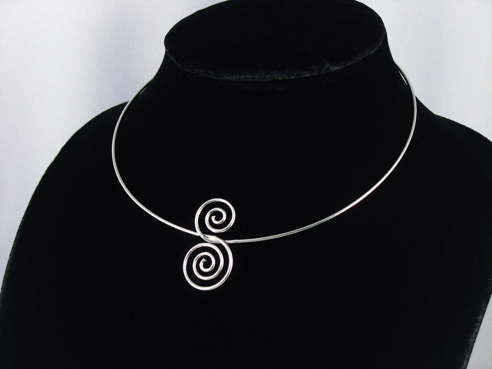 Vintage 1977 AVON ‘Spun Swirls’ Choker Necklace IOB Silvertone – Size Large