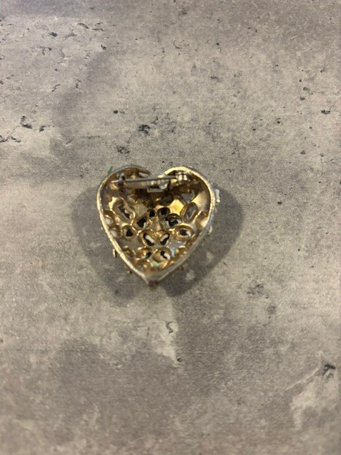 Vintage White Flower Heart Shaped Pin Brooch