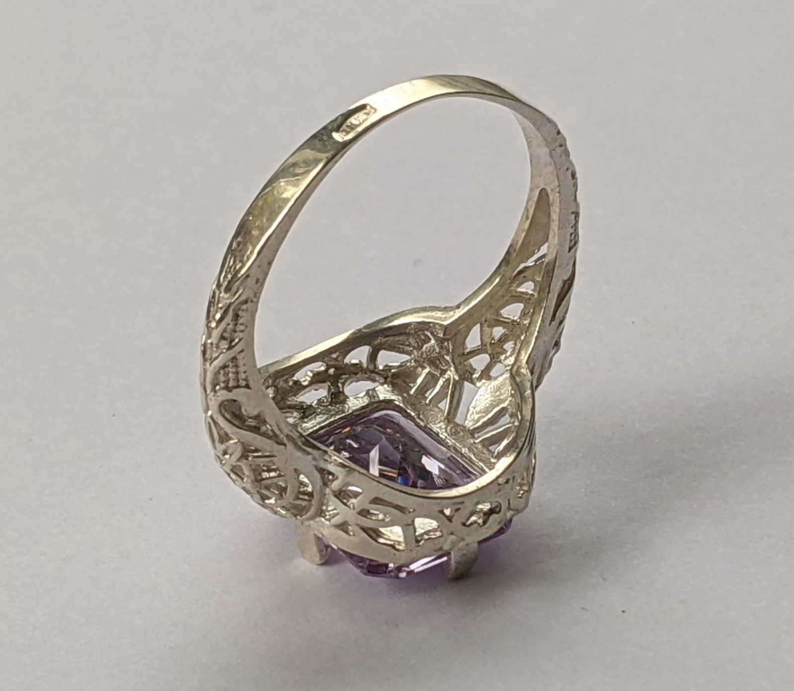 Vintage ring sterling silver 925 Size 9.5 Weight 5.44 g. Amethyst.