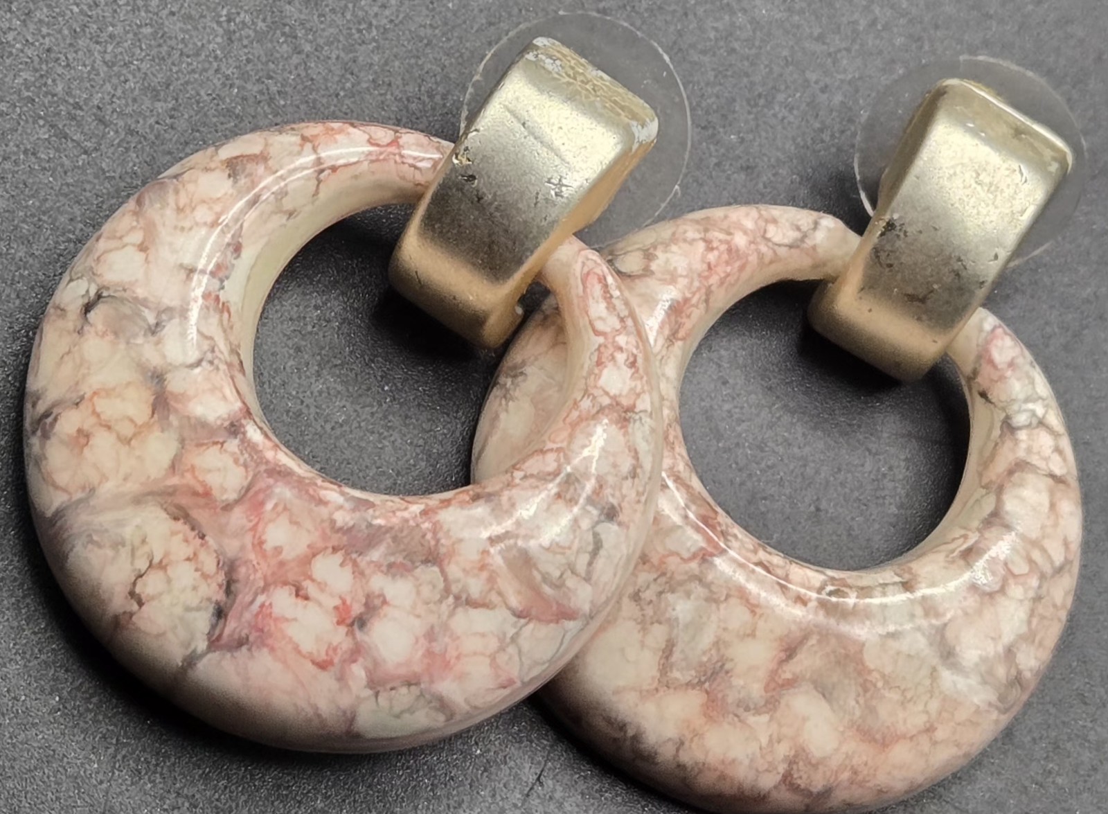 Vintage Pink Marbled Resin Hoop Drop Earrings Gold Tone Post Back Unsigned 80s