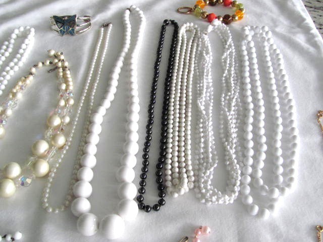 LOT OF 17 PIECES OF VINTAGE COSTUME JEWELRY NECKLACES & BRACELETS ALL WEARABLE