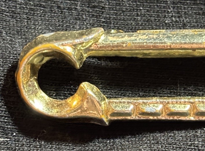 vintage gold-tone decorative rectangular brooch pin unisex adults no stone