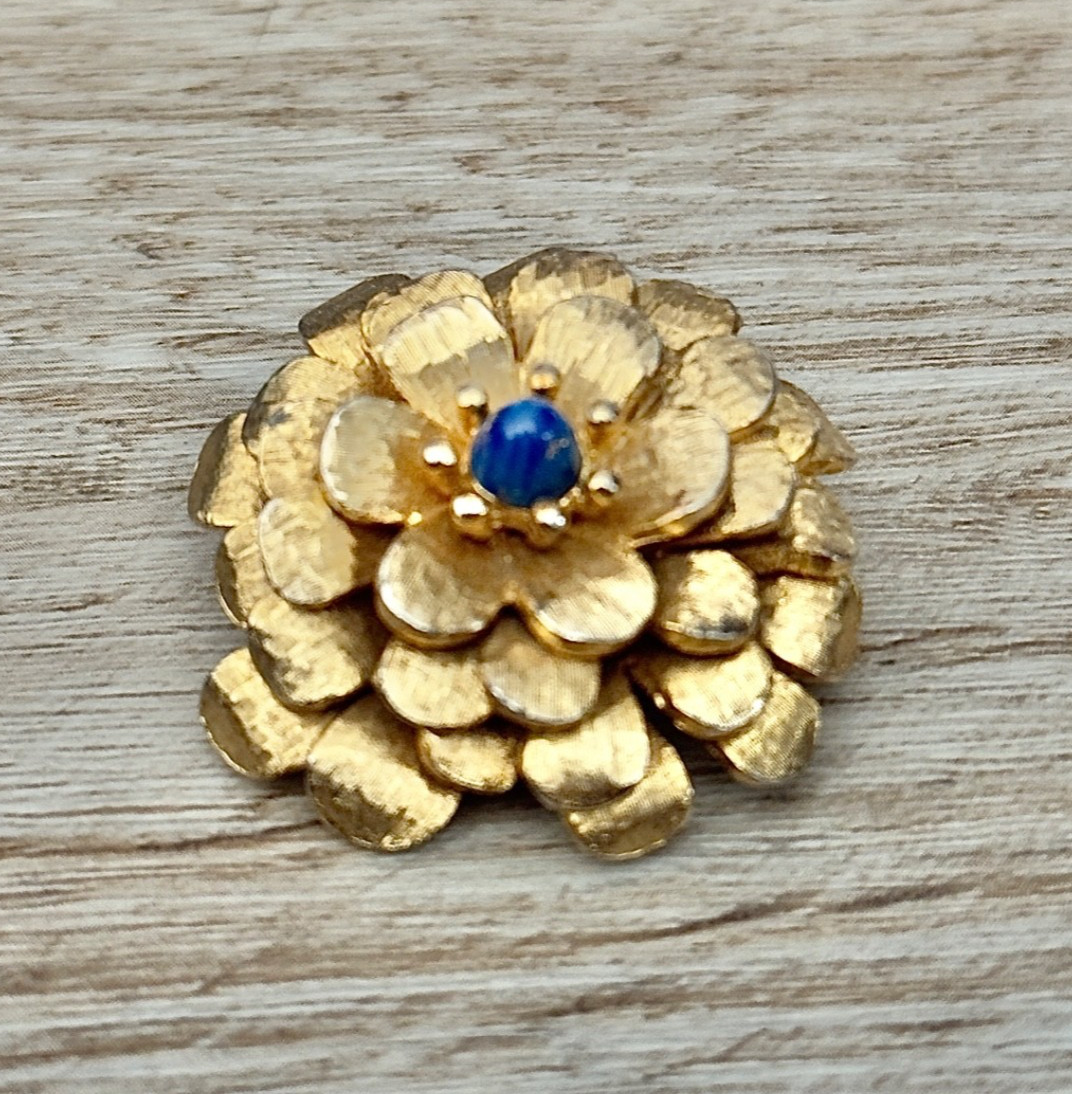 Vintage Hattie Carnegie Signed Gold Tone 3D Flower Brooch Pin Possibly Lapis Cab