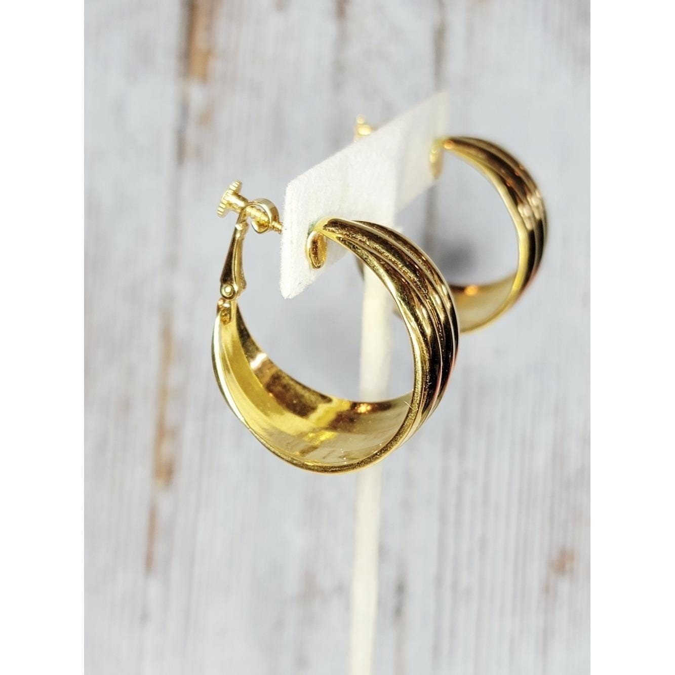 Vintage Napier Gold Tone Ribbed Hoop Clip On Earrings Statement Designer Jewelry