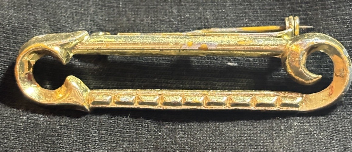vintage gold-tone decorative rectangular brooch pin unisex adults no stone