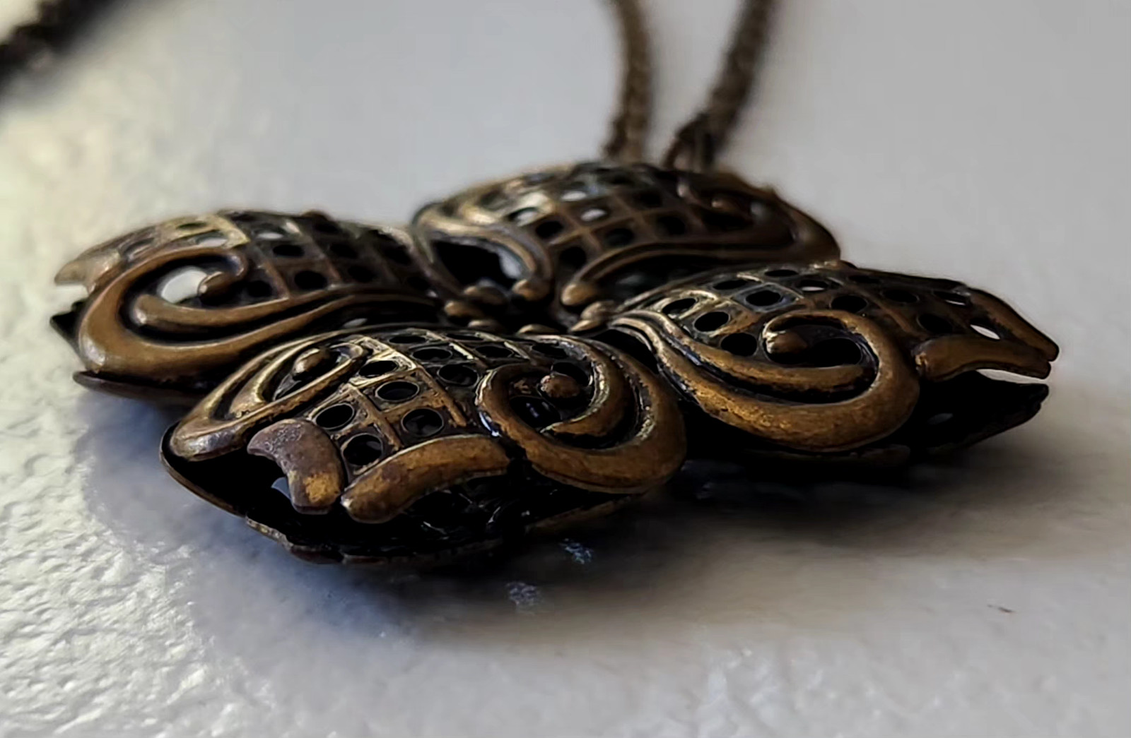 Antique necklace bronze/goldtone designed amber color flower quatrefoil pendant