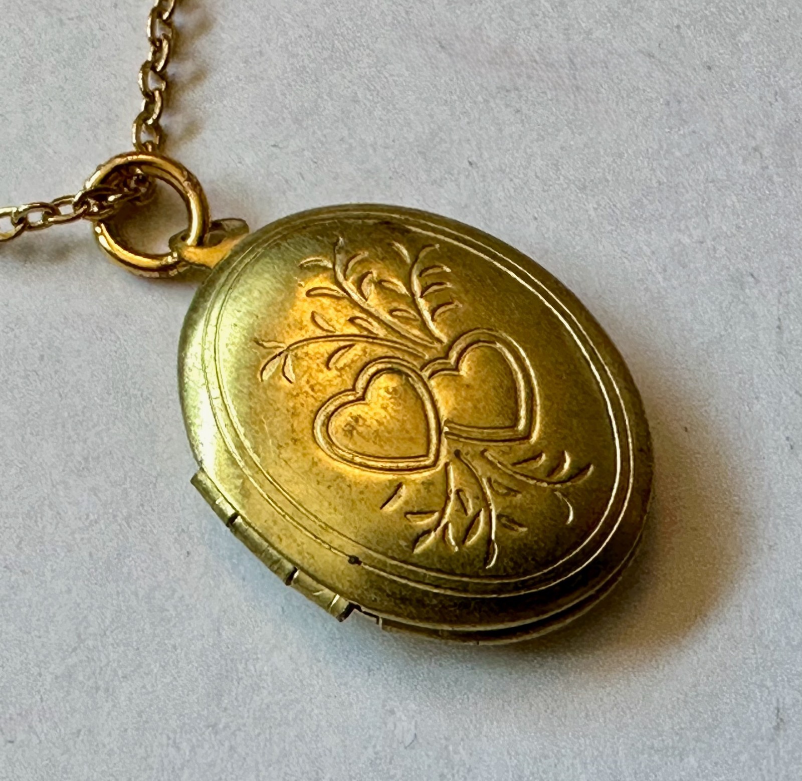 VINTAG LOCKET OVAL WITH TWO HEARTS BRASS CHARM PENDANT 1″ NECKLACE 20″ GP