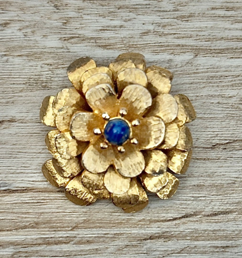 Vintage Hattie Carnegie Signed Gold Tone 3D Flower Brooch Pin Possibly Lapis Cab
