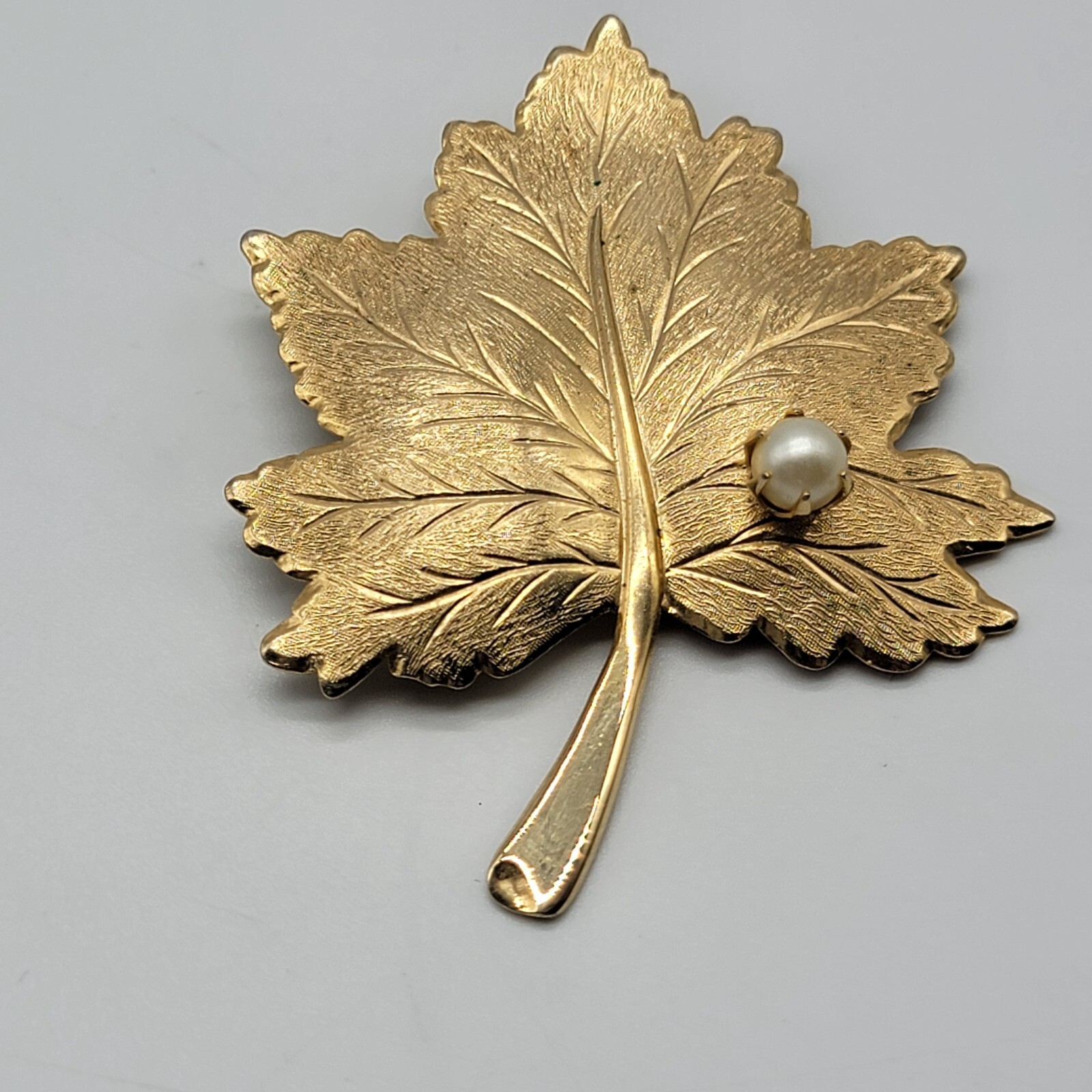 VTG Sarah Coventry Maple Leaf Brooch Faux Pearl Gold Tone Simple Cute Classy