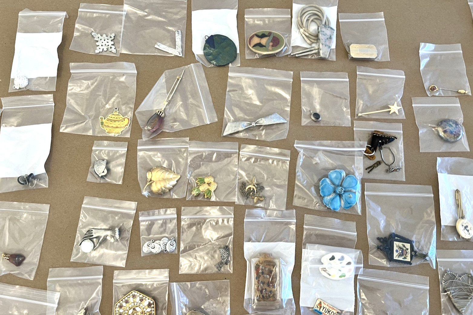 30lb LOT Vintage Jewelry Necklace Brooch Pendant Earrings Bracelet Costume Watch