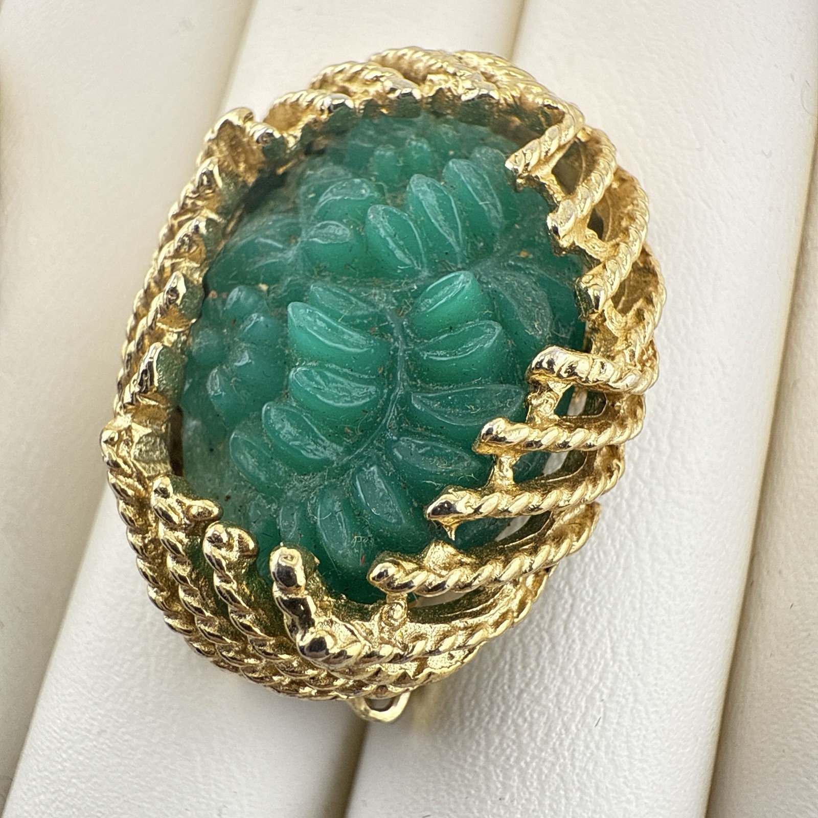Vintage Earrings Green Peking Imitation Jade Gold Tone Molded Flower CLIP ON