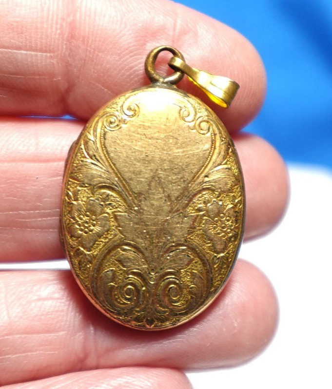 GOLD FILLED ANTIQUE OVAL LOCKET DENSE DESIGN 20 X 30 MM 6.4 GRAMS