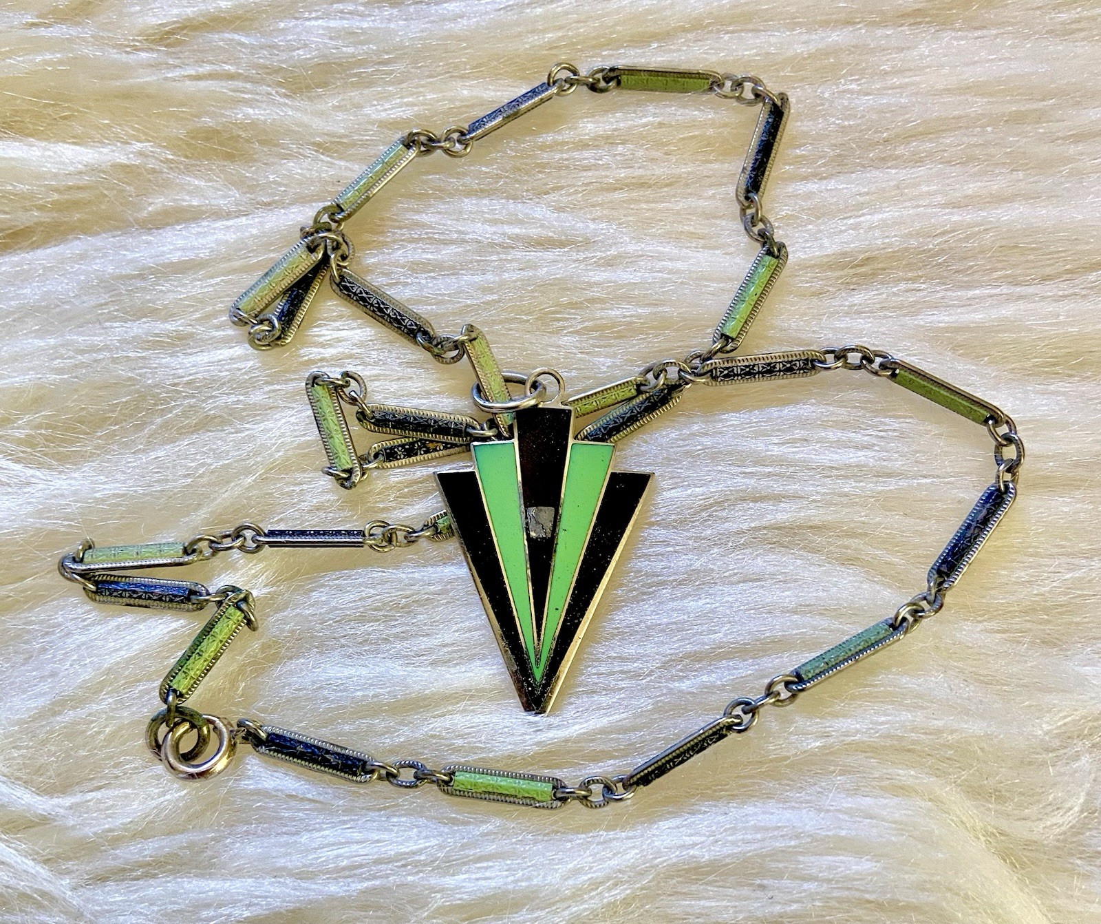RARE JAKOB BENGAL ART DECO GREEN BLACK GEOMETRIC ARROW ENAMEL PENDANT NECKLACE