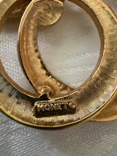 Vintage Monet Gold Tone Ribbon Swirl Brooch – 2″ x 2¼” – Signed – Excellent Cond