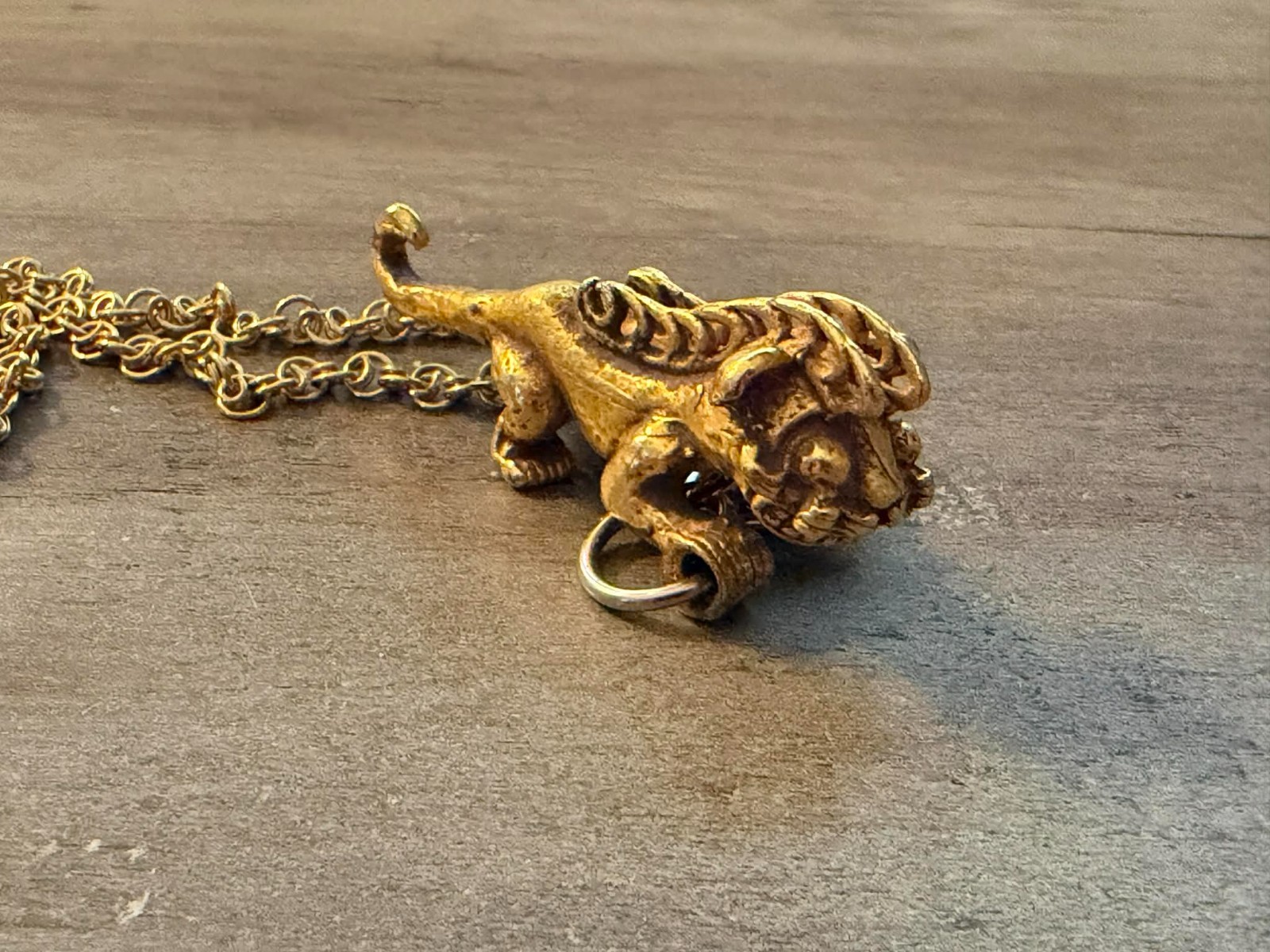 VINTAGE GOLD TONE MYTHICAL BEAST CREATURE PENDANT NECKLACE UNIQUE PIECE