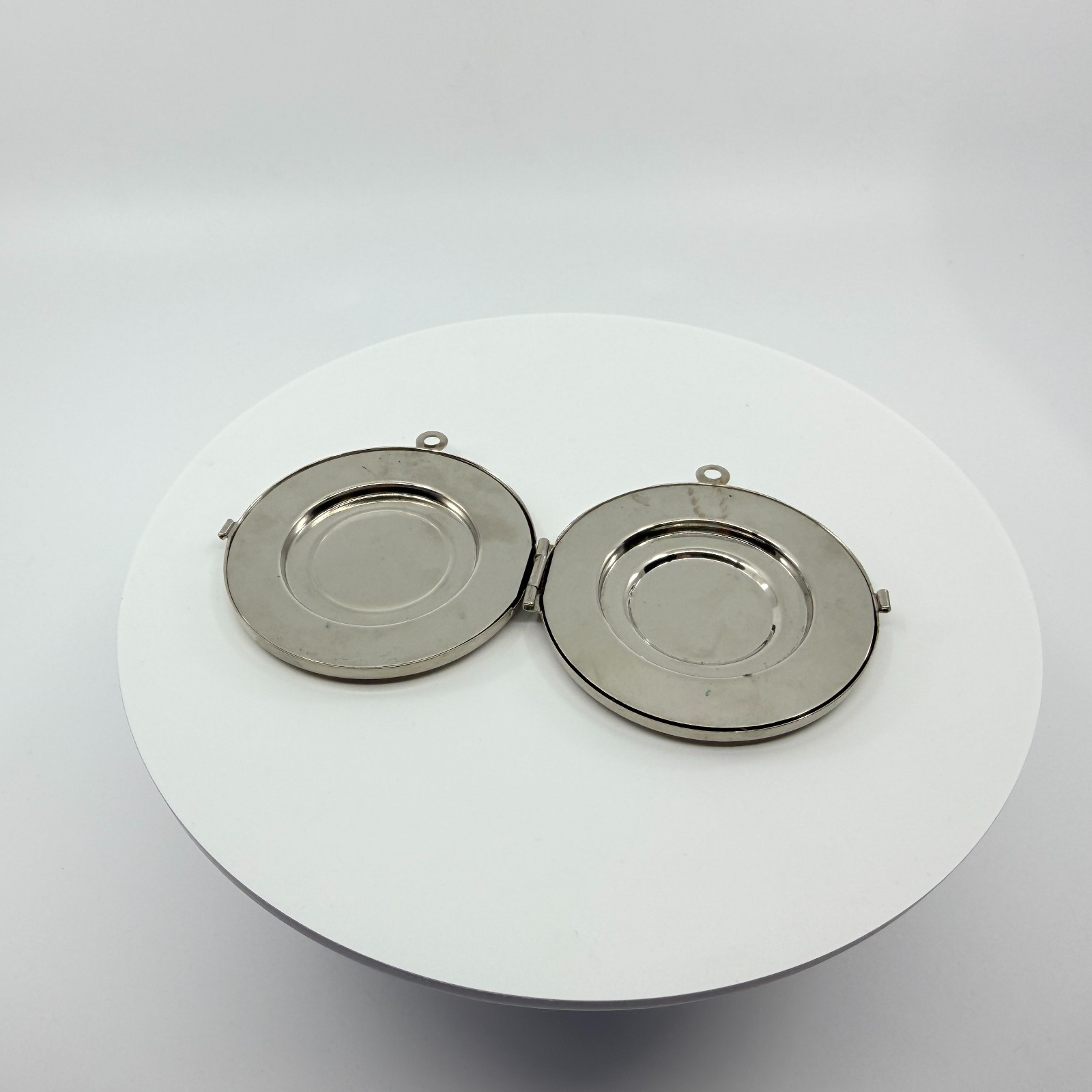 VTG Modern 2016 Commemorative Oversized Silver Tone Round Photo Locket Pendant