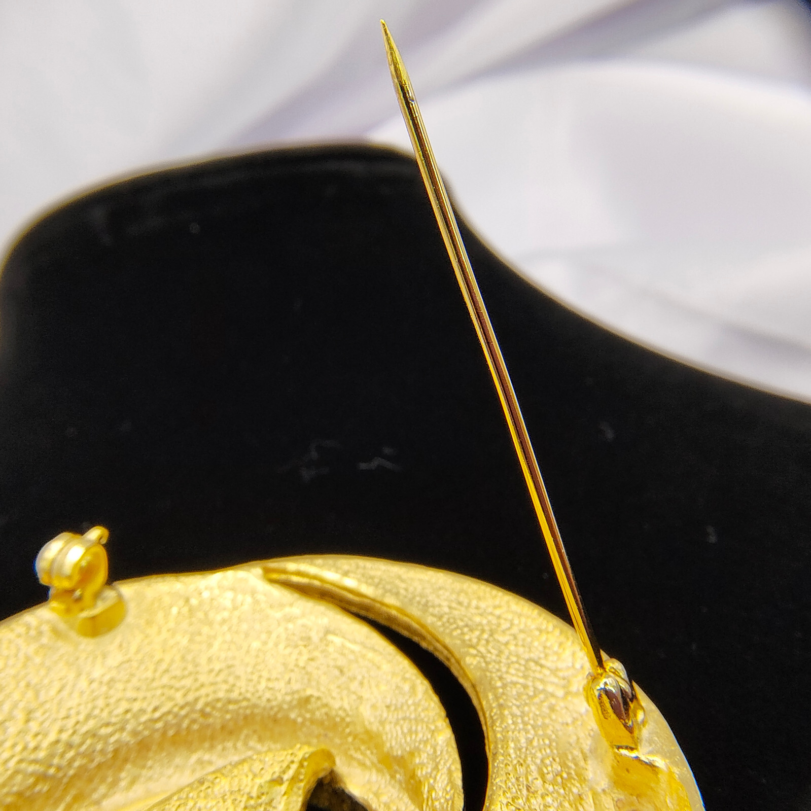 VTG Tona Gold Tone Brooch Pin Swirl Drip Multiple Textures Modernist Signed