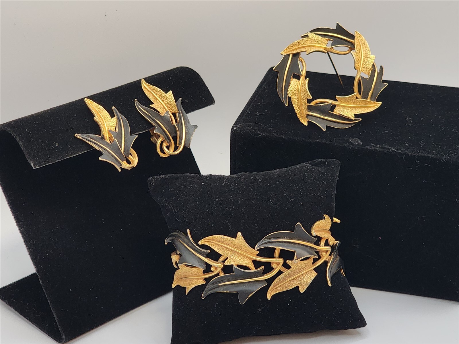 Vintage Mode Art Black & Gold Tone Leaf Bracelet, Brooch, Clip Earrings Set