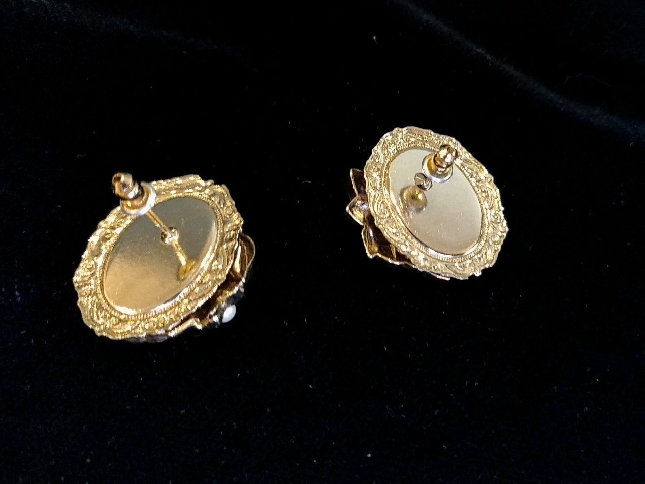 Vtg Goldtone Acrylic Cameos Facing Each Other 3D Frame Flower Faux Pearl Center