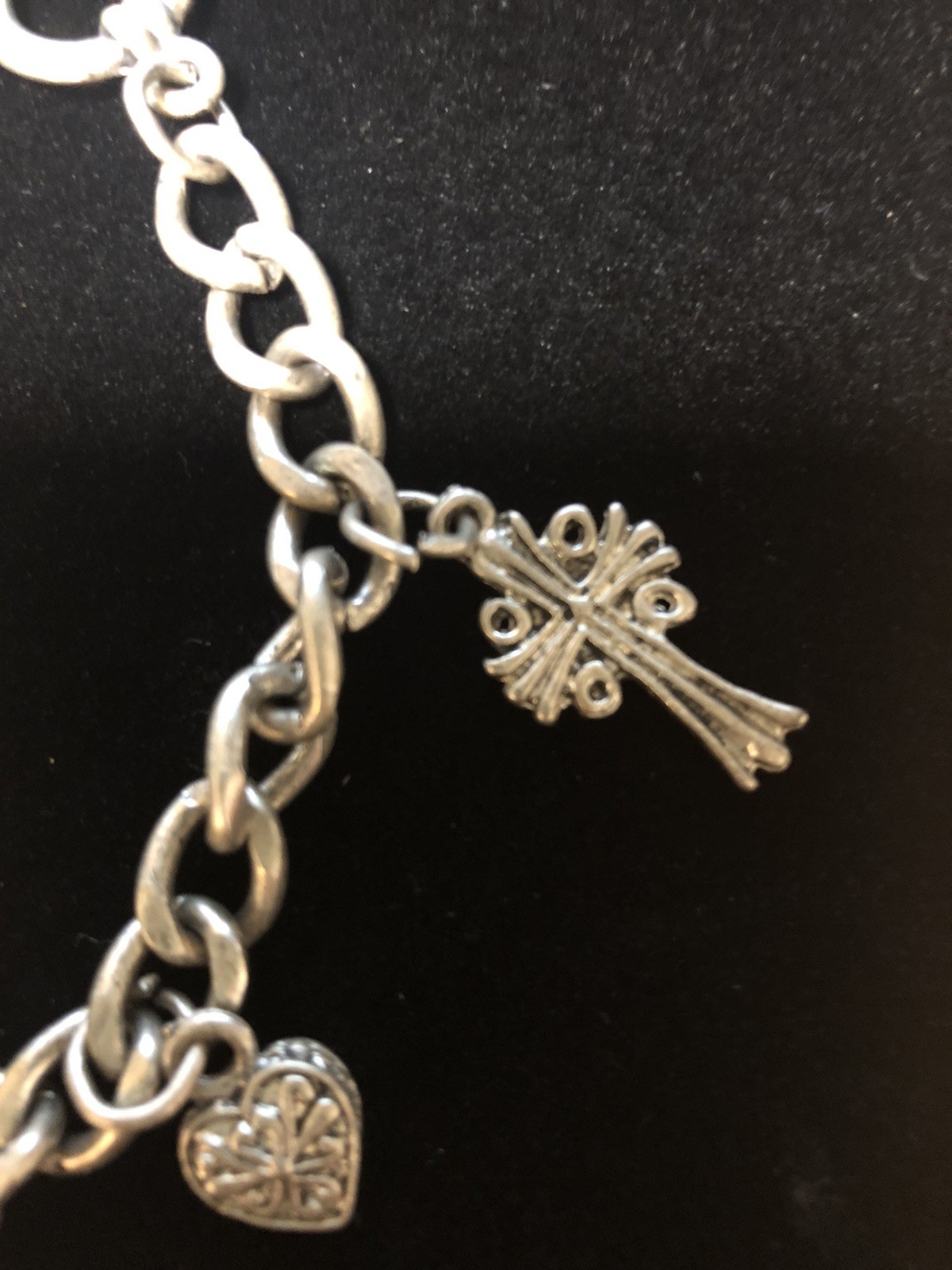VTG. SILVER TONE CHAIN LINK CHARM BRACELET WITH 5 CHARM CLOVER, CROSS 7.5″