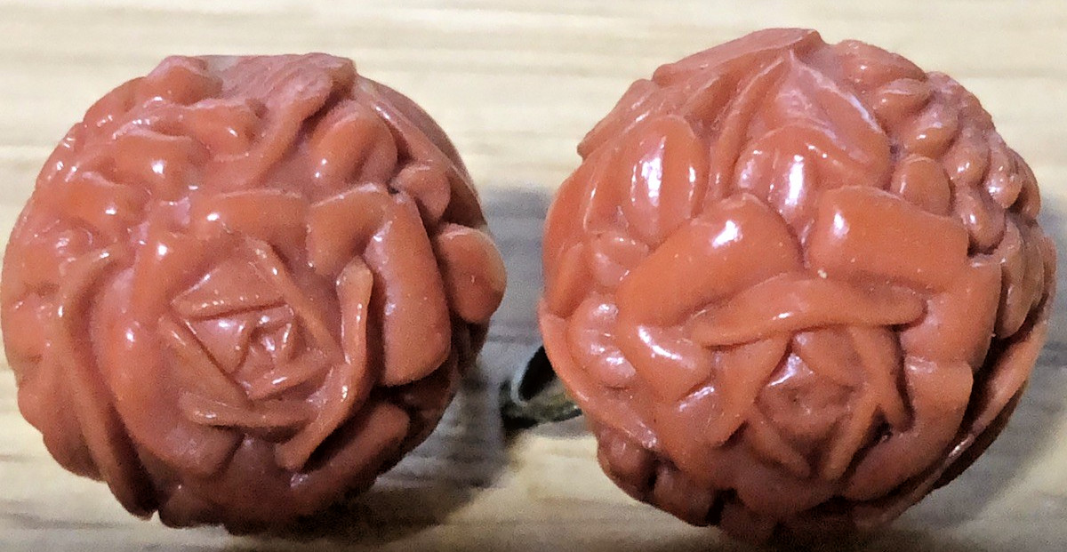 VTG. CELLULOID ?? ROSE FLOWER SCREWBACK EARRINGS .75″ READ!!