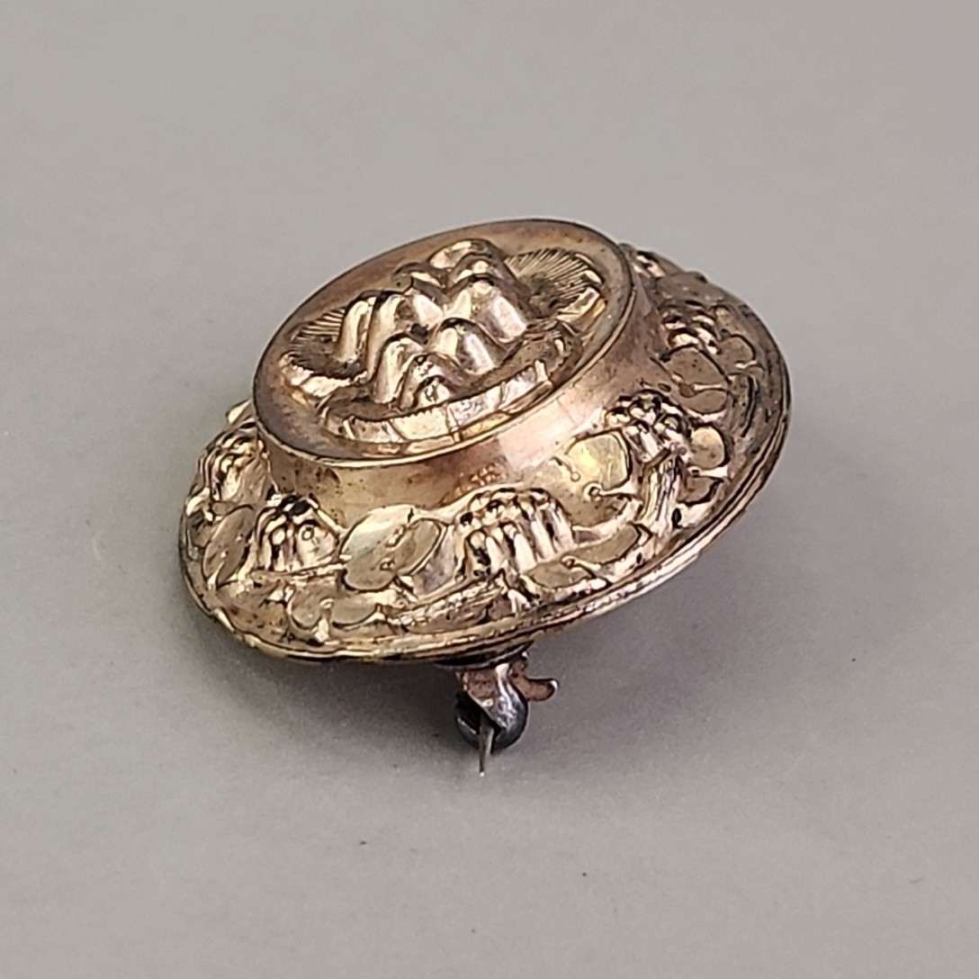 Antique Puffy Brooch Grape Leaf Oval Gold Filled Early 1900s 1 5/8″