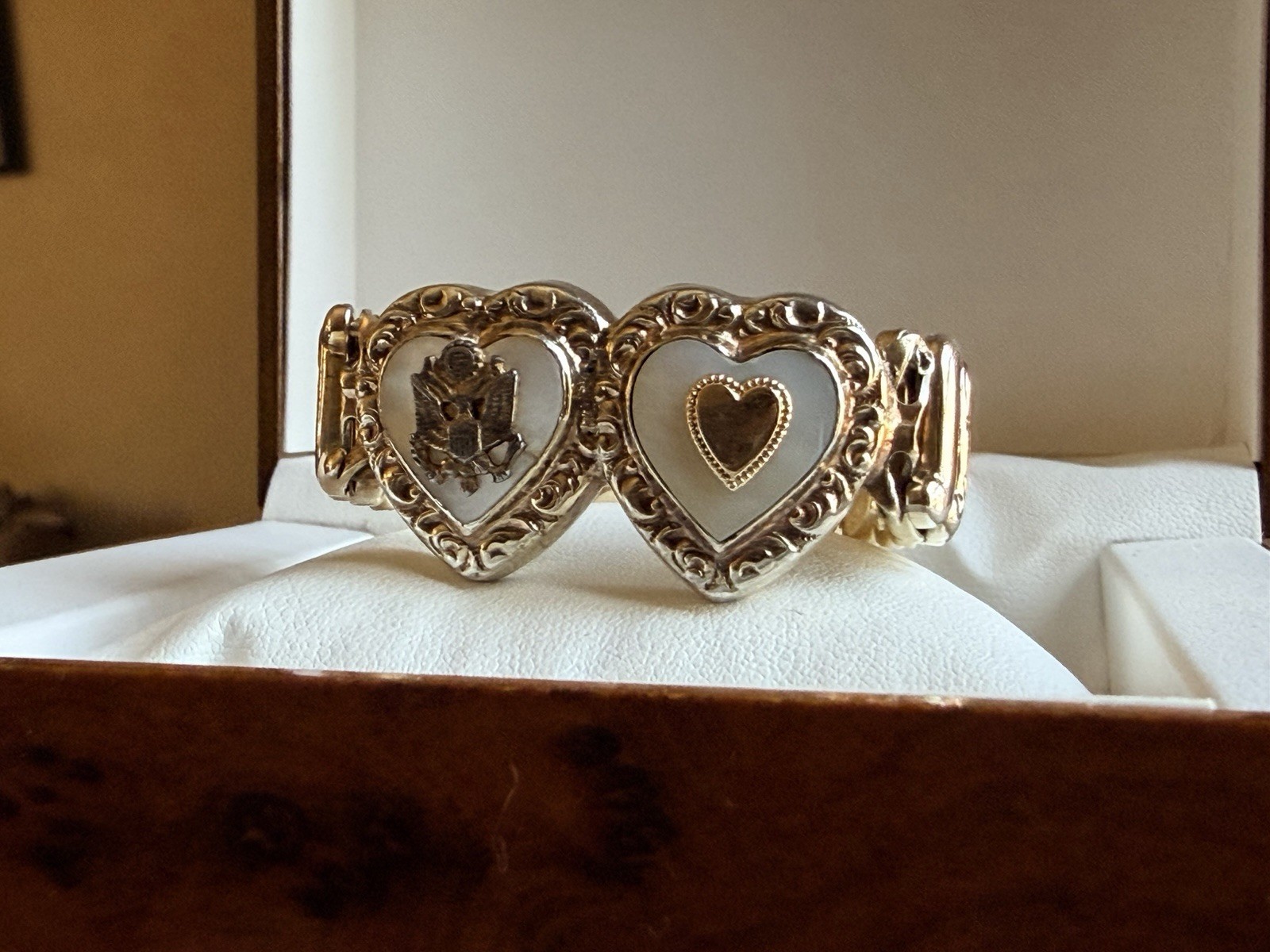 WWII US Military Gold Tone Sweetheart Stretch Bracelet