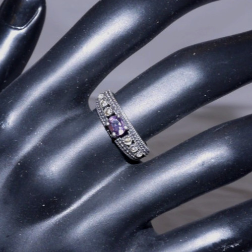 Vintage 925 Silver ring with unknow purple stone 6 tiny clear chip stones size 5