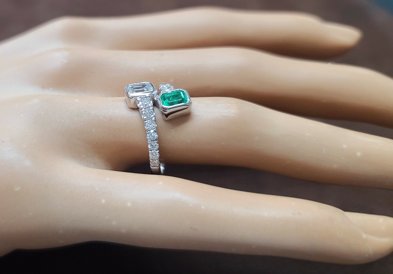 14k White Gold toi et moi ring 0.82CT. Diamond Natural Green Emerald
