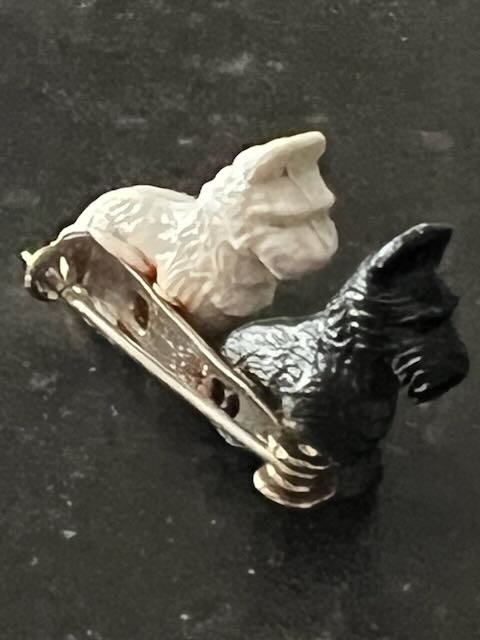 Vintage 2 SCOTTIE TERRIER DOGS *BLACK-WHITE *PIN-BROOCH *GREAT BRITAIN *C CLASP