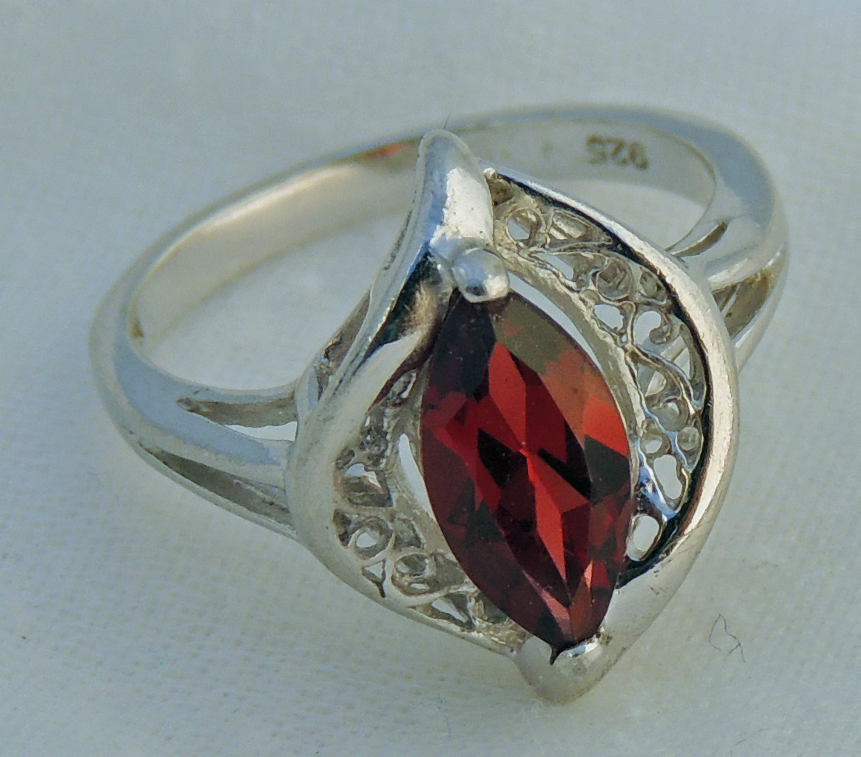 LOVELY ESTATE STERLING SILVER MARQUIS GARNET FILIGREE RING SIZE 5