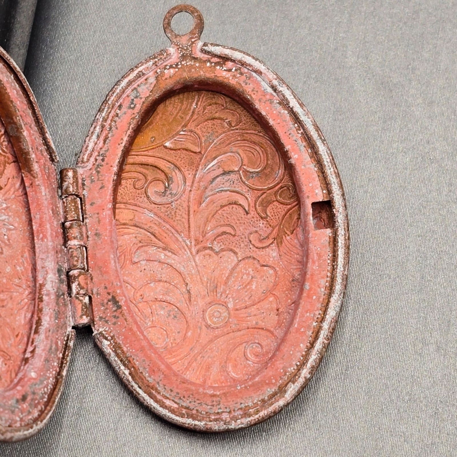 VTG Floral Engraved Oval Locket Pendant 1 5/8″ Copper Alloy Art Nouveau Revival
