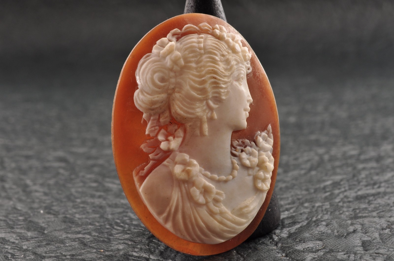 9 items , vintage shell cameo White and brown color (Total 323.0ct) with case.