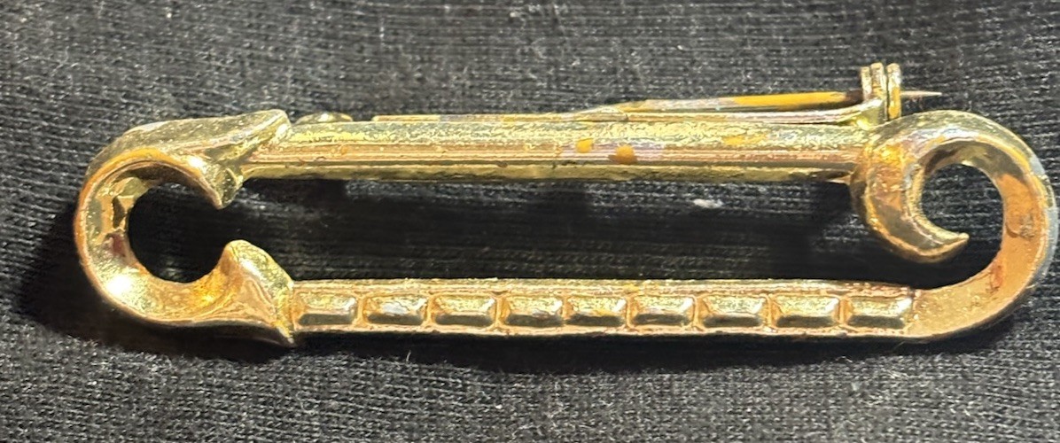 vintage gold-tone decorative rectangular brooch pin unisex adults no stone