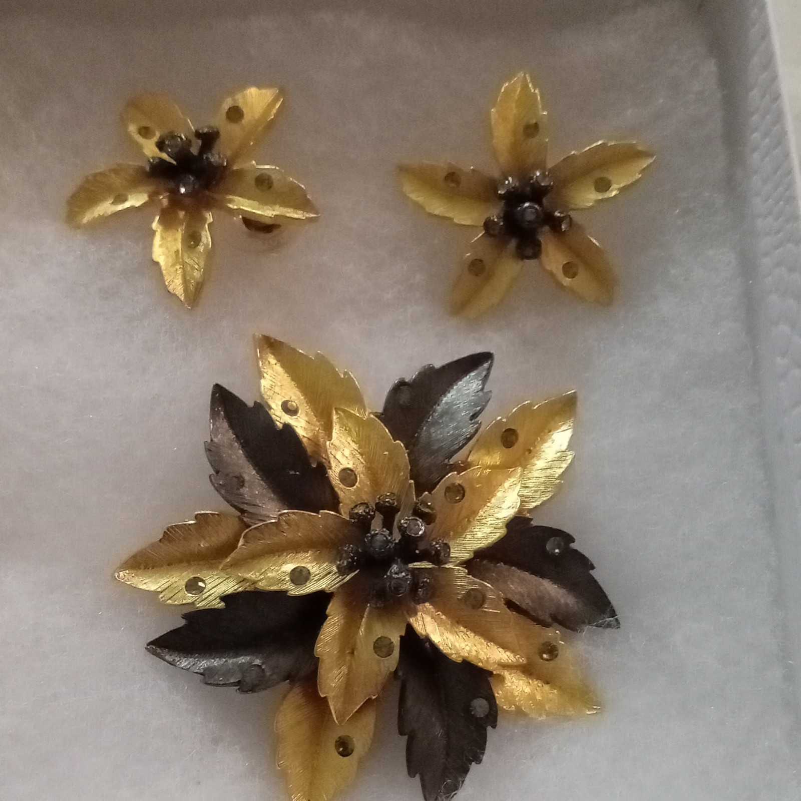 Lisner Signed Gold Tone Black Leaf Flower Brooch & Earrings Jewelry Set