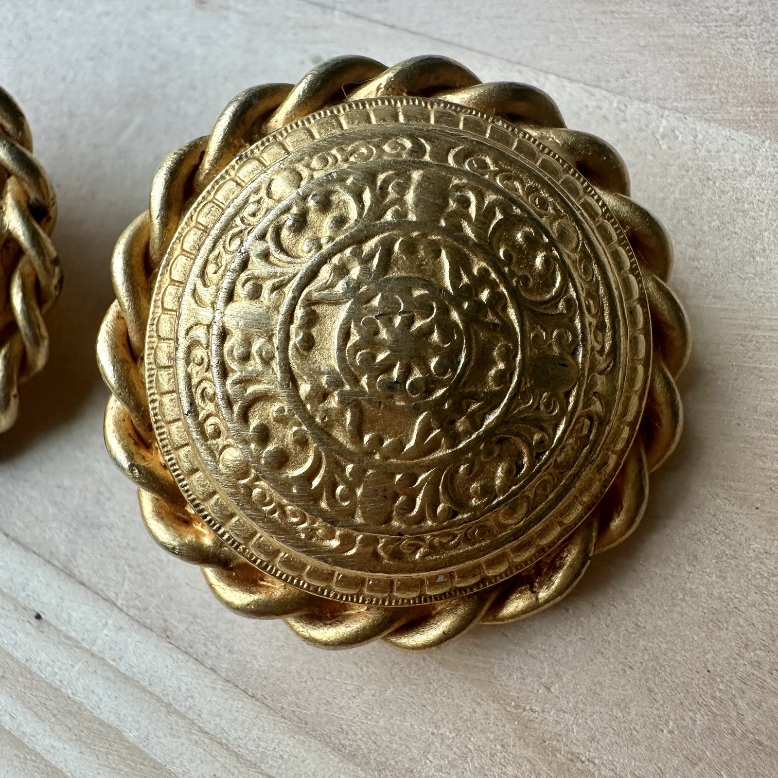 VTG Statement Earrings 1.75 Inch Medallion Rope Style Edging Clips Round Gold