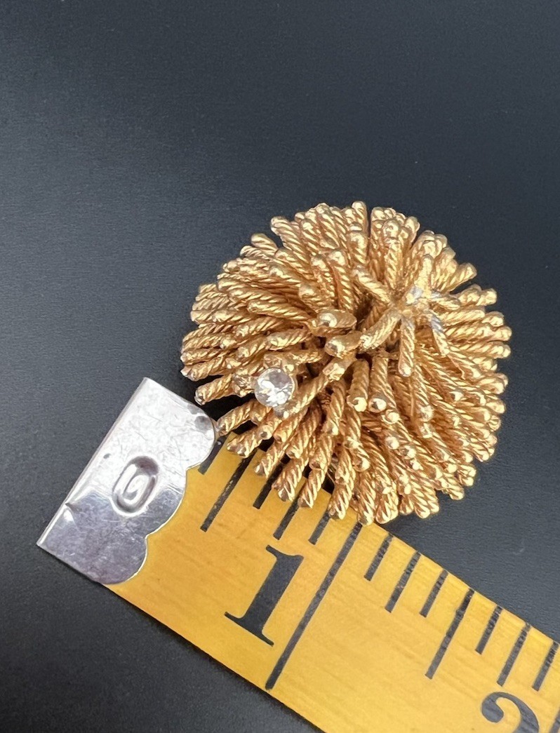 Vintage Round Goldtone Sea Anemone Pin w/ Rhinestone Marked B 127P