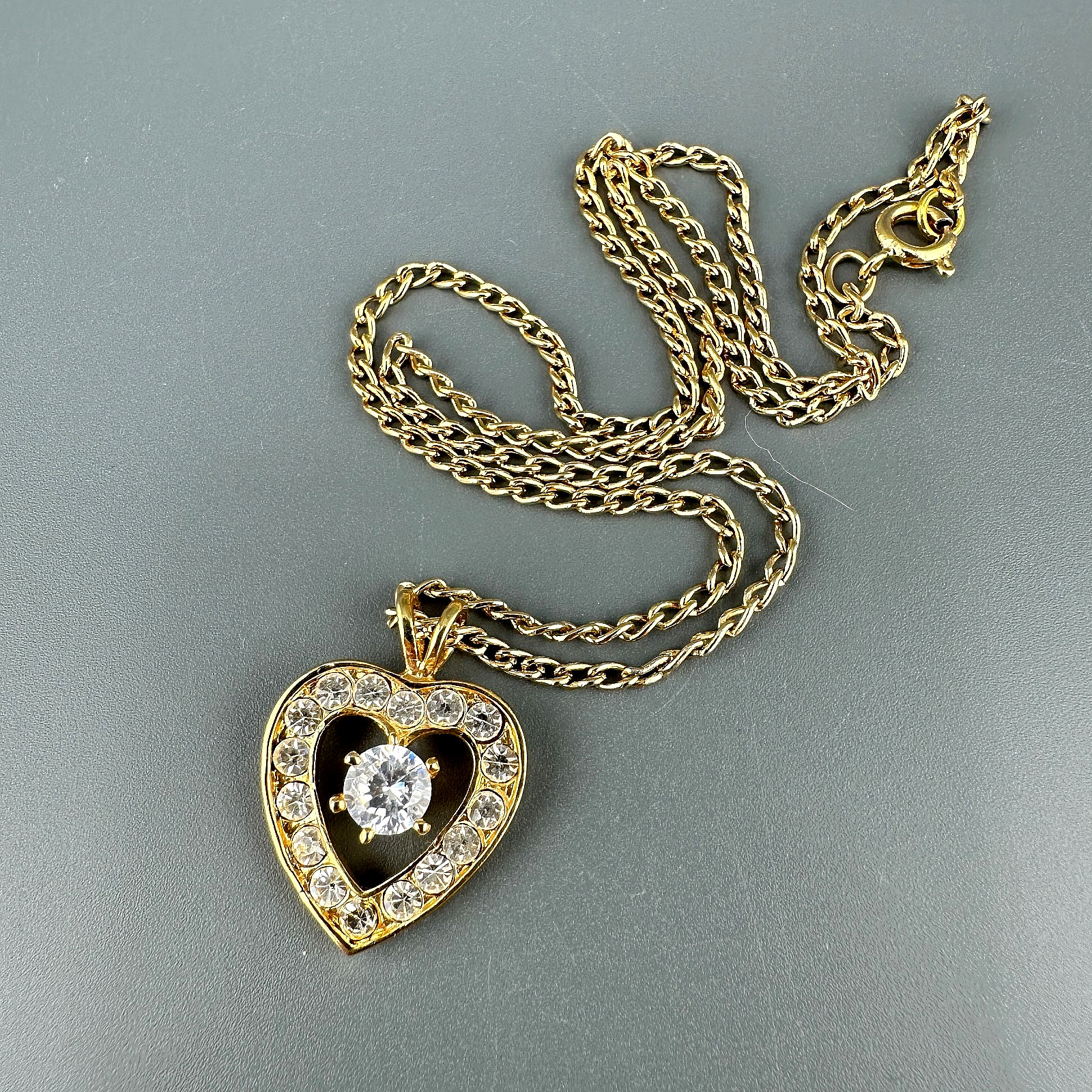 Vintage Rhinestone Heart Pendant Necklace Gold Tone Clear Crystals 16″ Chain