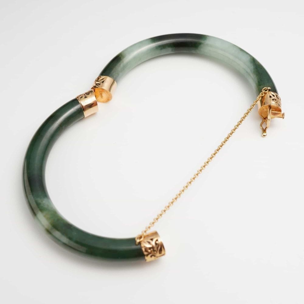 SUPERB MING’S HAWAII HINGED, 14K YELOW GOLD & JADEITE SIGNED BANGLE BRACELET