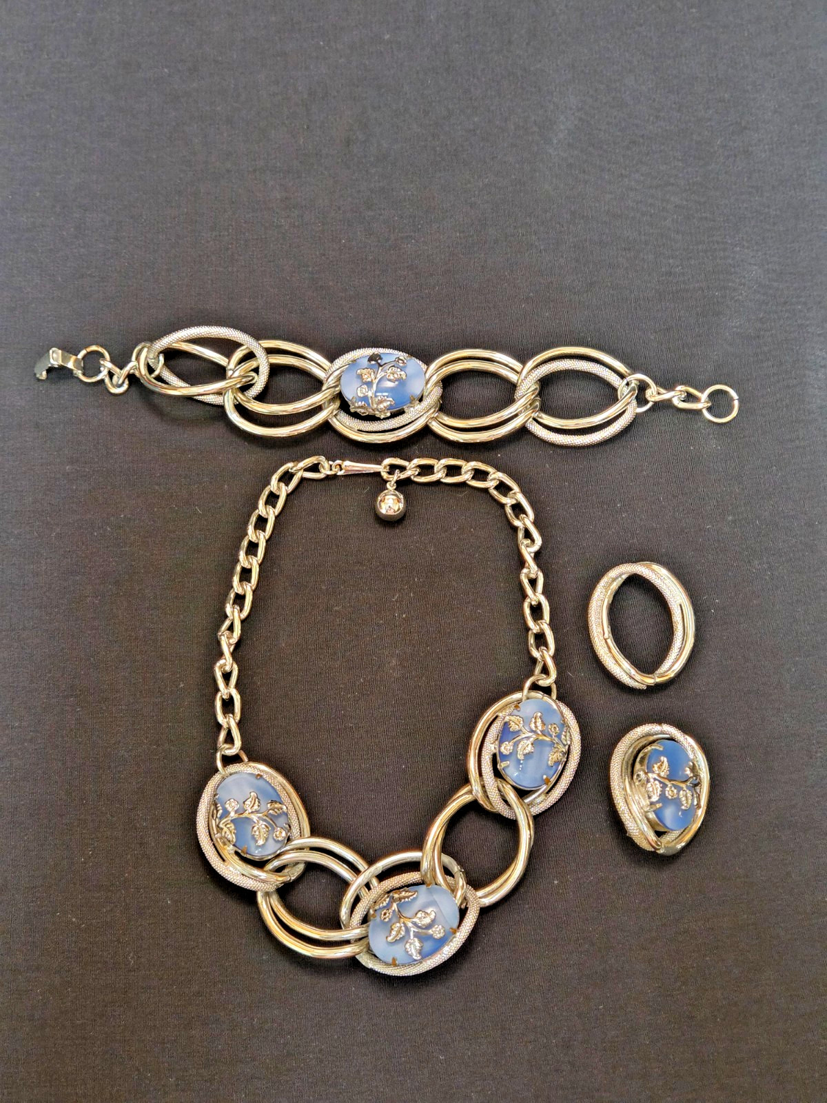 VNTG SILVER TONE TWISTED LARGE LINK BLUE LUCITE CABOCHON NECKLACE & BRACELET SET